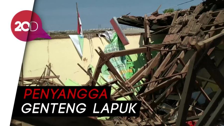 Tak Direnovasi Sejak 26 Tahun Lalu, Atap SMPN 2 Jambon Ambruk