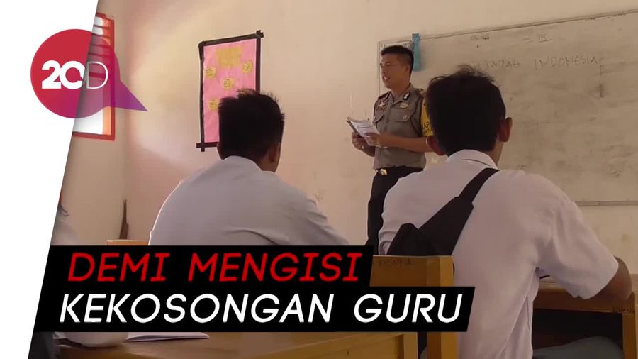 Lewati Jalan Berliku, Kapolsek di Polewali Mandar Jadi Guru Sukarela