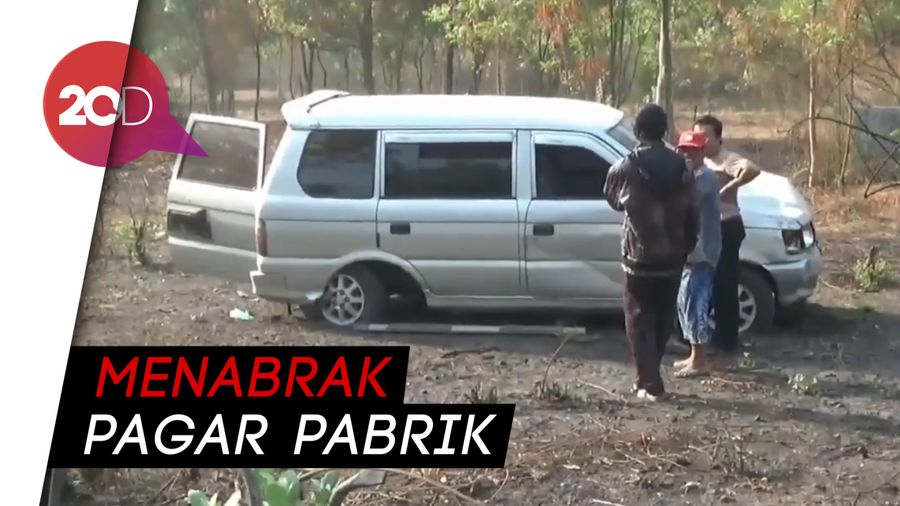 Pecah Ban, Mobil Rombongan Petakziyah di Pasuruan Keluar Jalur