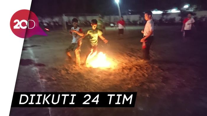 Turnamen Sepak Bola Api Sambut Hari Santri di Tulungagung