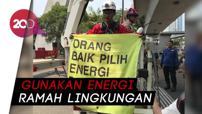 Pesan Greenpeace ke Jokowi Lewat Spanduk di Patung Bundaran HI