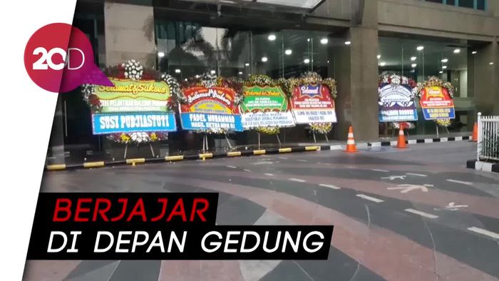 Karangan Bunga untuk Edhy Prabowo Hiasi KKP, Termasuk dari Susi