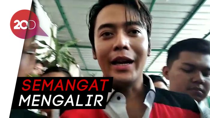 Aura Bahagia Kriss Hatta Ditemani Pacar Saat Sidang