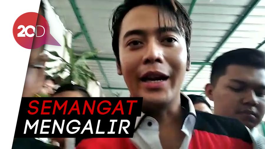 Aura Bahagia Kriss Hatta Ditemani Pacar Saat Sidang