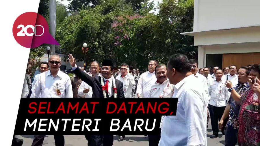 Bunga dan Hangatnya Sambutan untuk Mahfud Md di Kemenko Polhukam