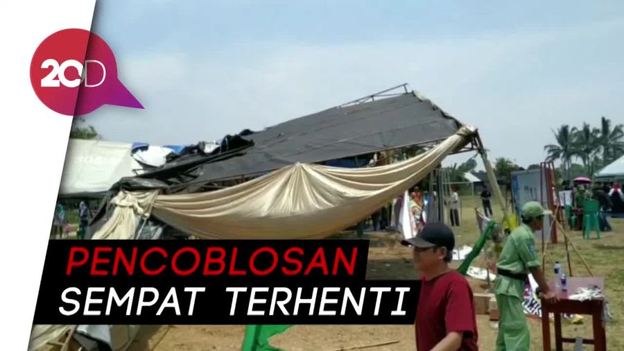 Tenda Pilkades Porak-poranda Diterjang Puting Beliung