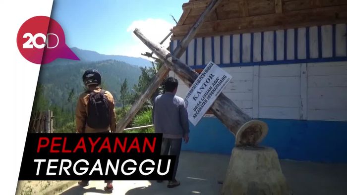 Puting Beliung Obrak-abrik Kantor Desa di Mamasa