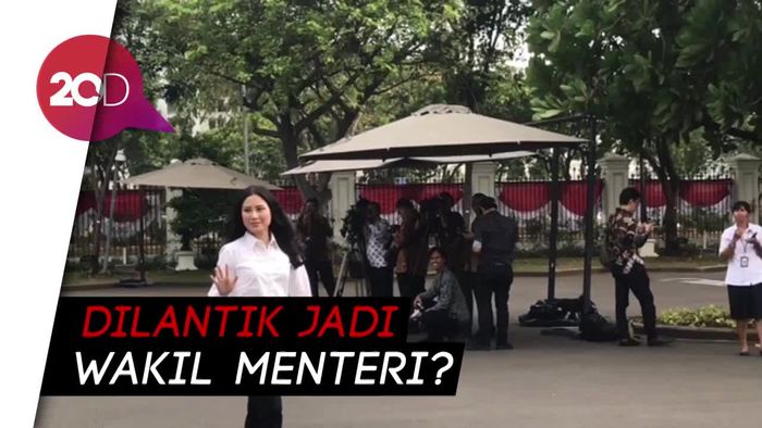 Lambaian Tangan Putri Harry Tanoe di Istana Negara