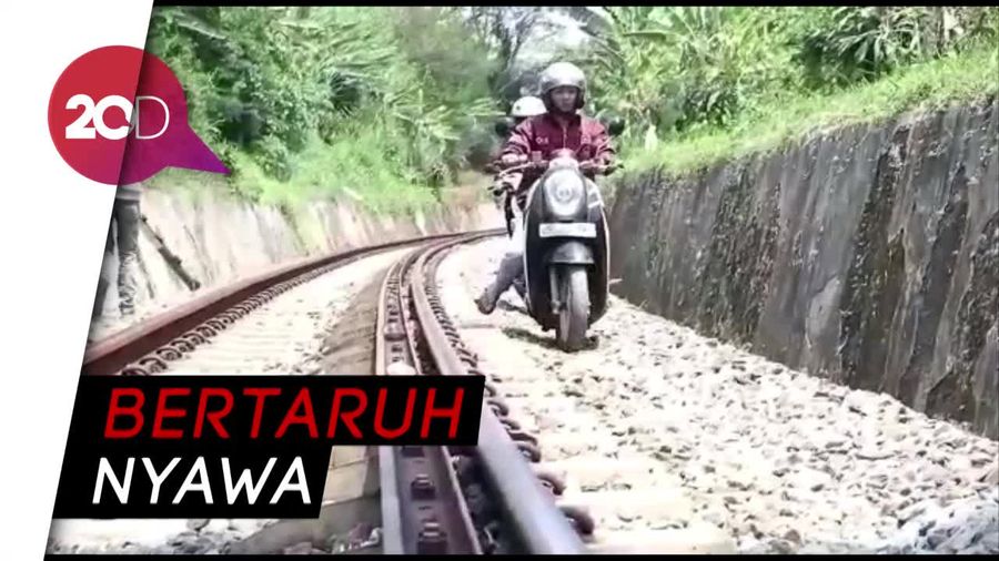 Nekat! Pemotor Melaju di Area Rel KA demi Hindari Razia Lalin