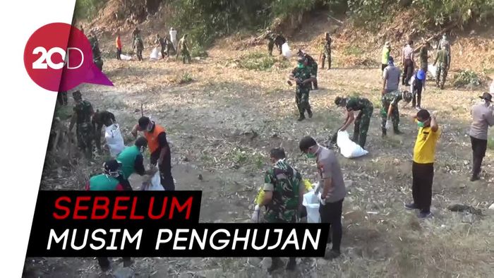 Antisipasi Banjir, TNI-Polri Trenggalek Bersih-bersih Sungai