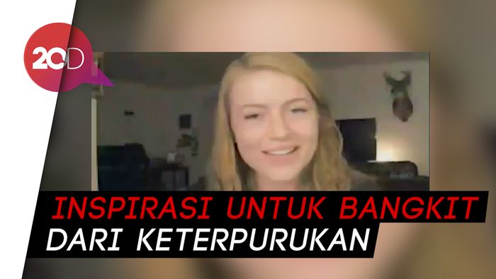 Aksi Mahasiswi Daki Patung Liberty dengan Dua Tangan