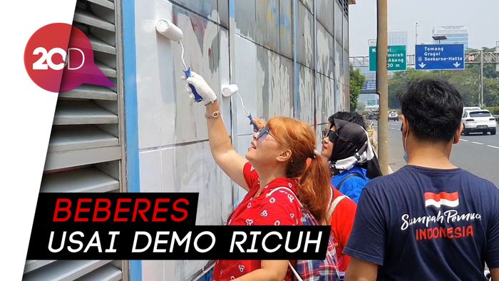 Bersih-bersih Halte Transjakarta dari Aksi Vandalisme