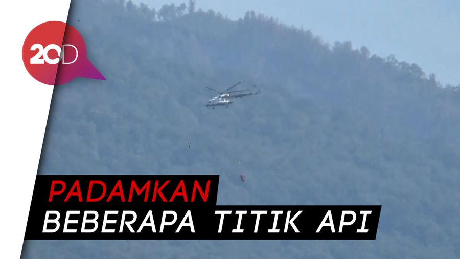 Helikoper Water Bombing Mulai Padamkan Api Pegunungan Ijen
