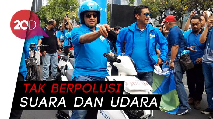Naik Motor Listrik, Anies: Nyaman dan Tak Berpolusi