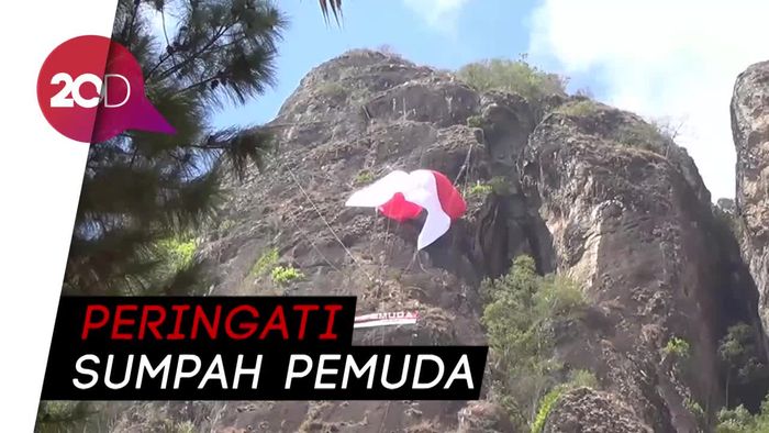 Berkibar Perkasa Sang Merah Putih di Tebing Batu Trenggalek