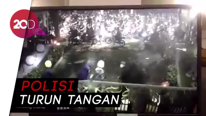 Rekaman CCTV Brutalnya Gerombolan Pemotor Serang SMAN 10 Bandung