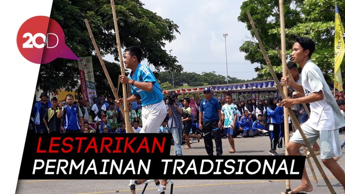 Keseruan Balap Enggrang di Pekan Olahraga Tradisional