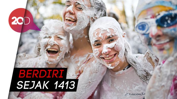 Mandi Busa Bersama, Tradisi Unik Kampus di Skotlandia