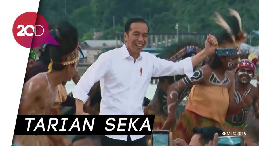 Asik! Goyang Jokowi Saat Nikmati Senja di Kaimana