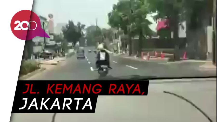 Video Pengendara Bingung, Jalan 2 Arah Dibuat 3 Lajur