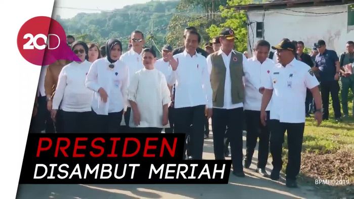 Jokowi Tinjau Posko Pengungsi Gempa Ambon