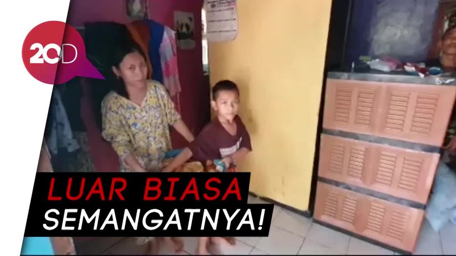 Hiks! Demi Bisa Jajan Sendiri, Bocah Ini Jualan Gorengan Keliling