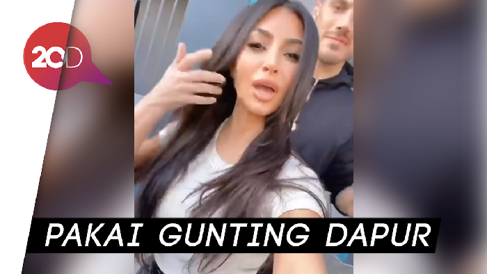 Ada-ada Saja! Kim Kardashian Gunting Rambut di Parkiran Mobil