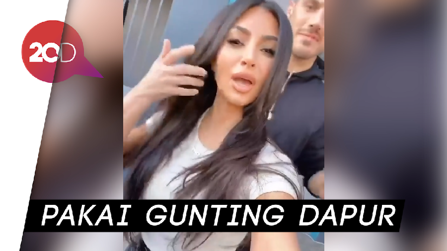 Ada-ada Saja! Kim Kardashian Gunting Rambut di Parkiran Mobil
