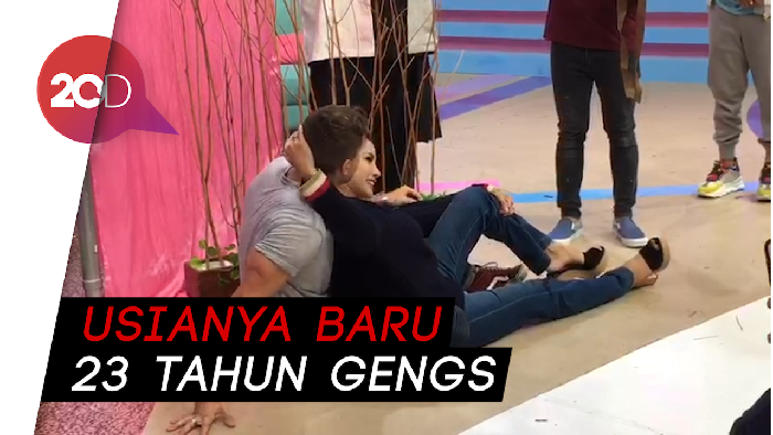 Cie! Ini Bule Brondong yang Bikin Nikita Mirzani Kelepek-kelepek