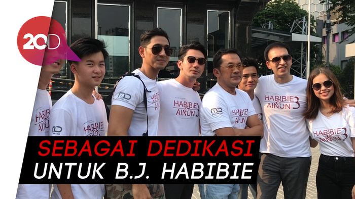Poster Raksasa Habibie & Ainun 3 Mejeng di Gedung MD
