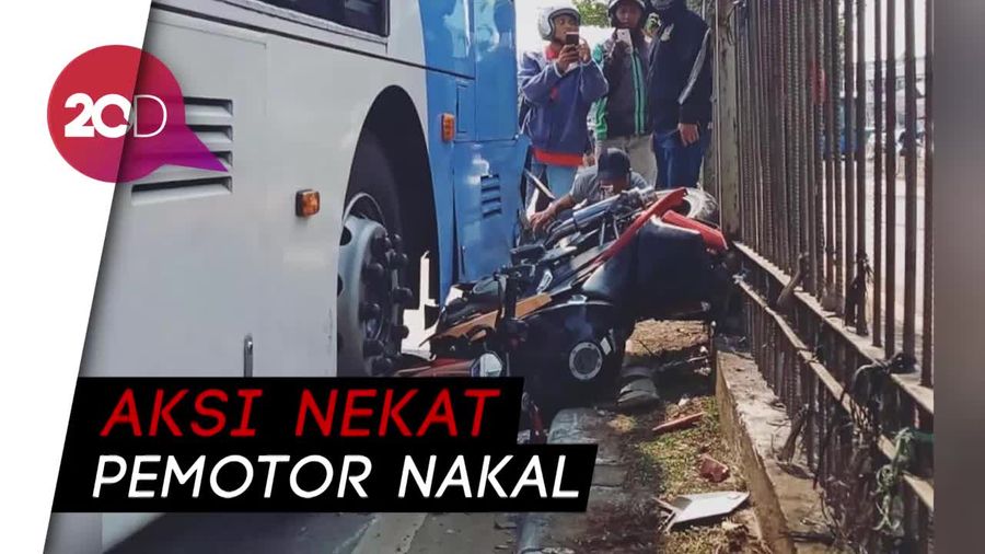 Hindari Razia, Pemotor Ini Lawan Arus hingga Terjepit TransJakarta
