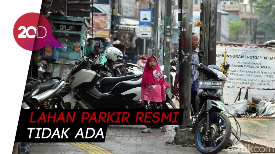 Duh! Usai Direvitalisasi, Trotoar di Otista Malah Jadi Lahan Parkir