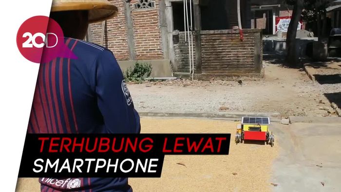 Siswi SMP di Ponorogo Bikin Robot Orak-arik Pengering Padi
