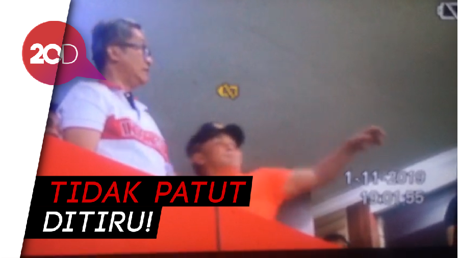 Kecewa Sama Wasit, Gubernur Kalteng Lempar Botol ke Stadion