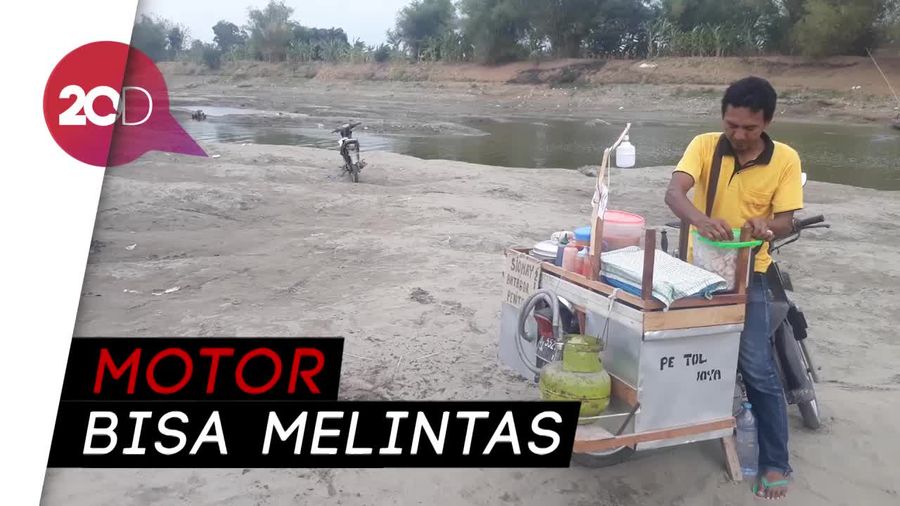 Air Surut, Pedagang Jualan Siomay di Tengah Bengawan Solo