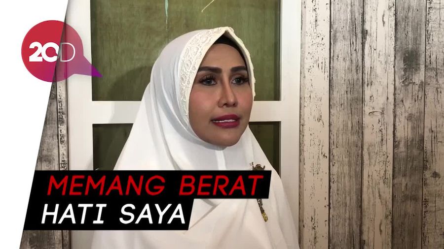 Pengin Cepat Bercerai, Ratu Meta Pergi Umrah Minta Petunjuk