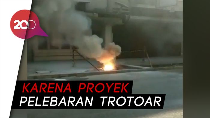 Kabel Bawah Tanah di Cikini Raya Terbakar