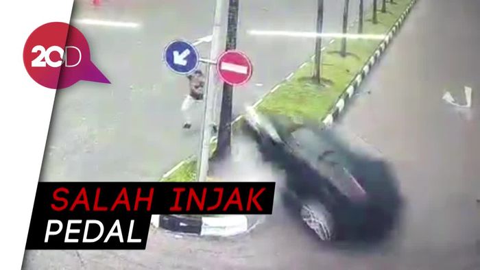 Detik-detik Mobil Terbang Hantam Pejalan Kaki di Batam