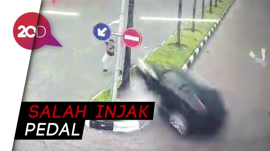 Detik-detik Mobil Terbang Hantam Pejalan Kaki di Batam