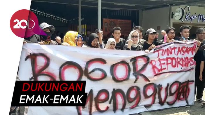 Emak-emak Heboh Minta Foto Bareng Mahasiswa yang Akan Demo