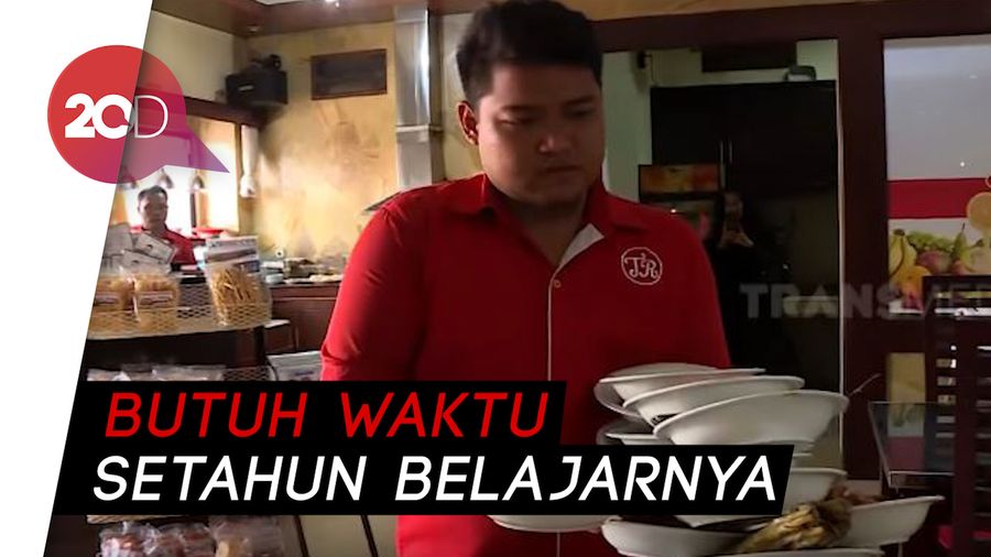 Terjawab Sudah Cara Pelayan Bawa Piring di Rumah Makan Padang 