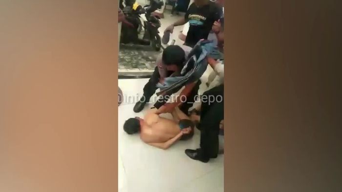 Bak-buk! Pencuri Berpistol di Depok Jadi Bulan-bulanan Massa