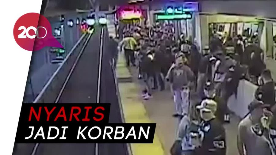 Dramatis! Penyelamatan Pria Hampir Ditabrak Kereta
