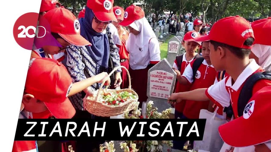 Jelang Hari Pahlawan, Kemensos Ajak Siswa Ziarah Makam Habibie