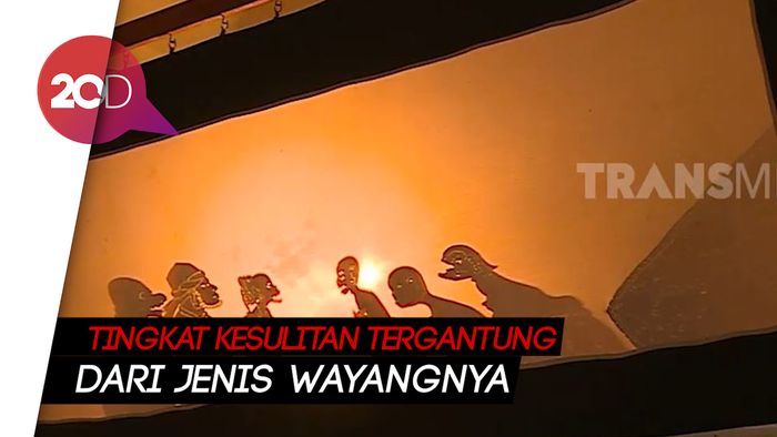 Pembuatan Wayang Sasak dari Kulit Sapi Betina