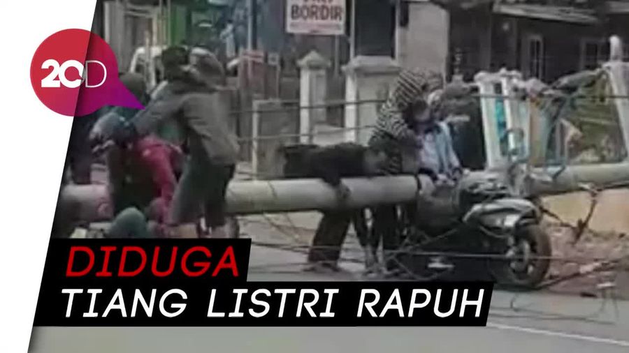 Tiang Listrik di Garut Ambruk, 4 Orang Tertimpa