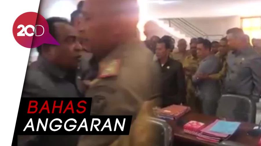 Bupati TTU Nyaris Adu Jotos dengan DPRD saat Rapat Paripurna