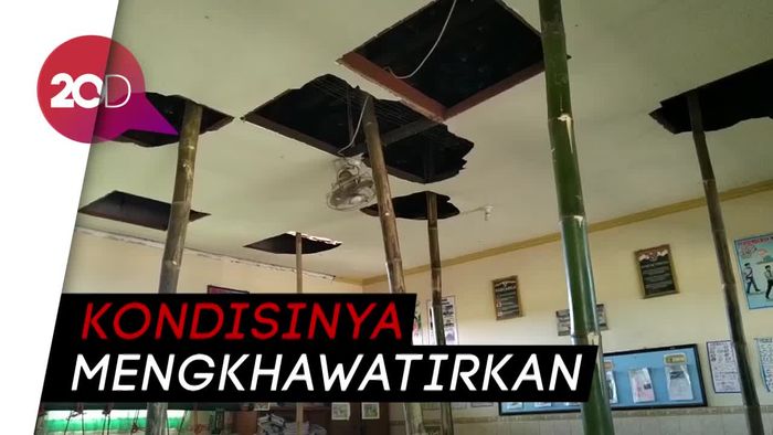 Miris! Atap SDN di Ponorogo Ini Ditopang Bambu agar Tak Ambruk