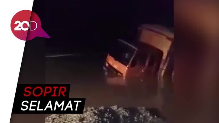 Jalan Beraspal di Siak Riau Mendadak Ambles, Truk Terjebak