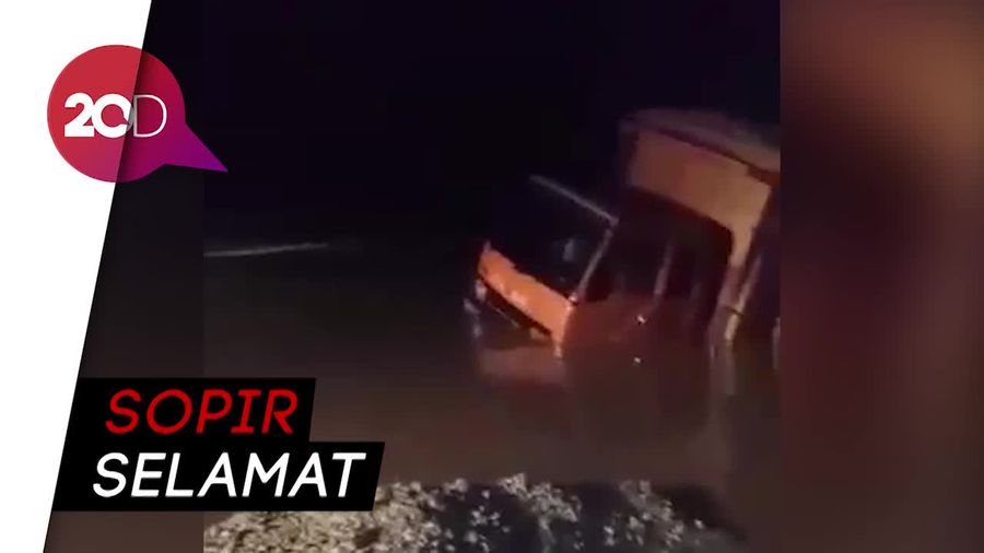 Jalan Beraspal di Siak Riau Mendadak Ambles, Truk Terjebak